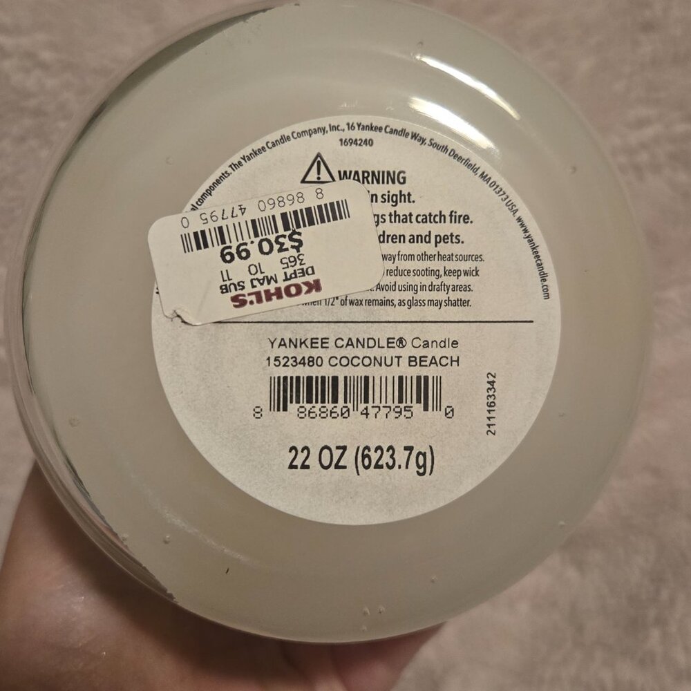 Coconut Beach 22 oz Candle by Yankee Candle - Picture 5 of 6